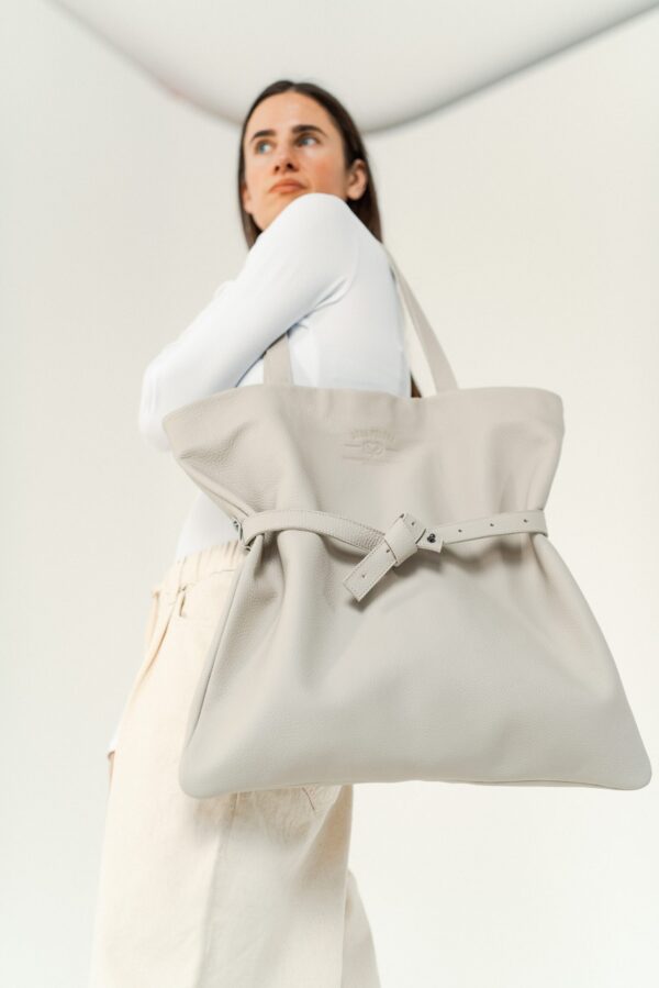 akr01243 JUODA DRAMA