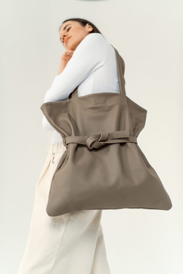 akr01249 JUODA DRAMA