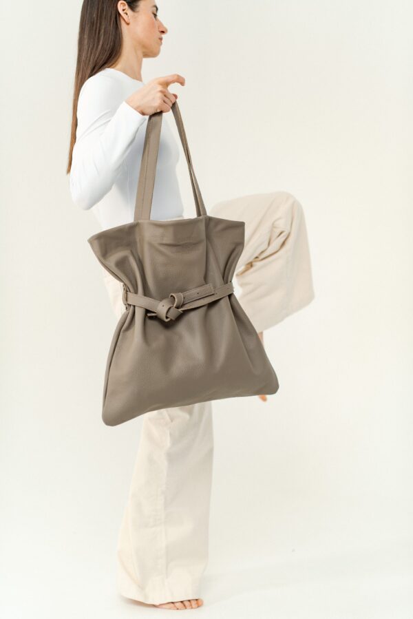 akr01256 JUODA DRAMA